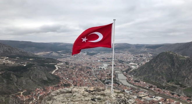 Vali Bakan'dan ‘bayrak asın' çağrısı